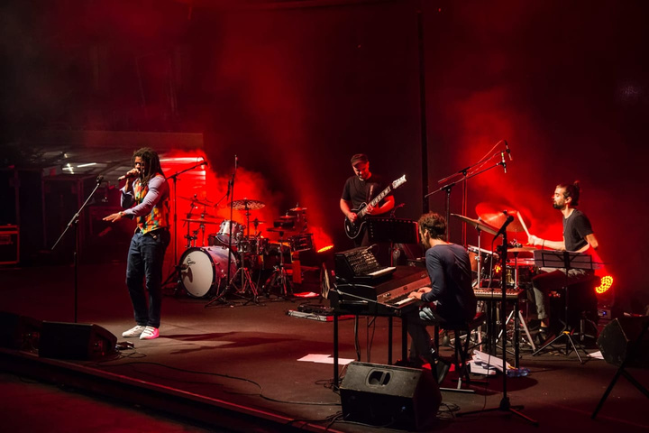 FLOW in concerto, con pianoforte, chitarra, batteria e voce